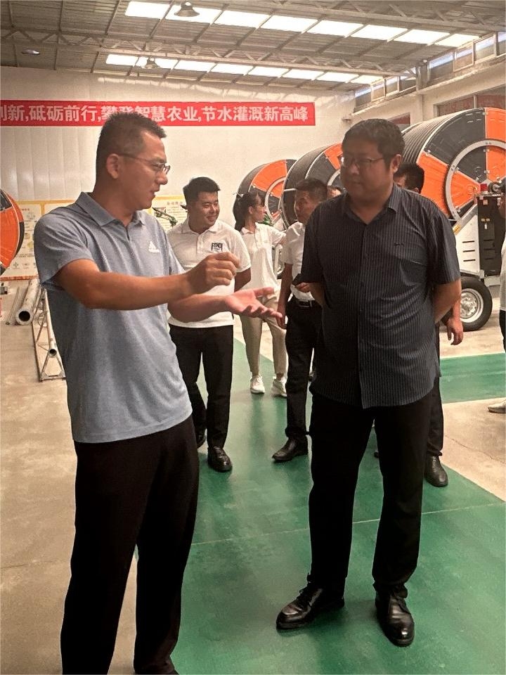 六月二十（shí）七日，臨沂市郯城（chéng）縣農業農村局副局長呂傑，帶領（lǐng）局機關高標準農田建設負責人及施工標段經理，來浩坤（kūn）潤土（tǔ）進（jìn）行考查
